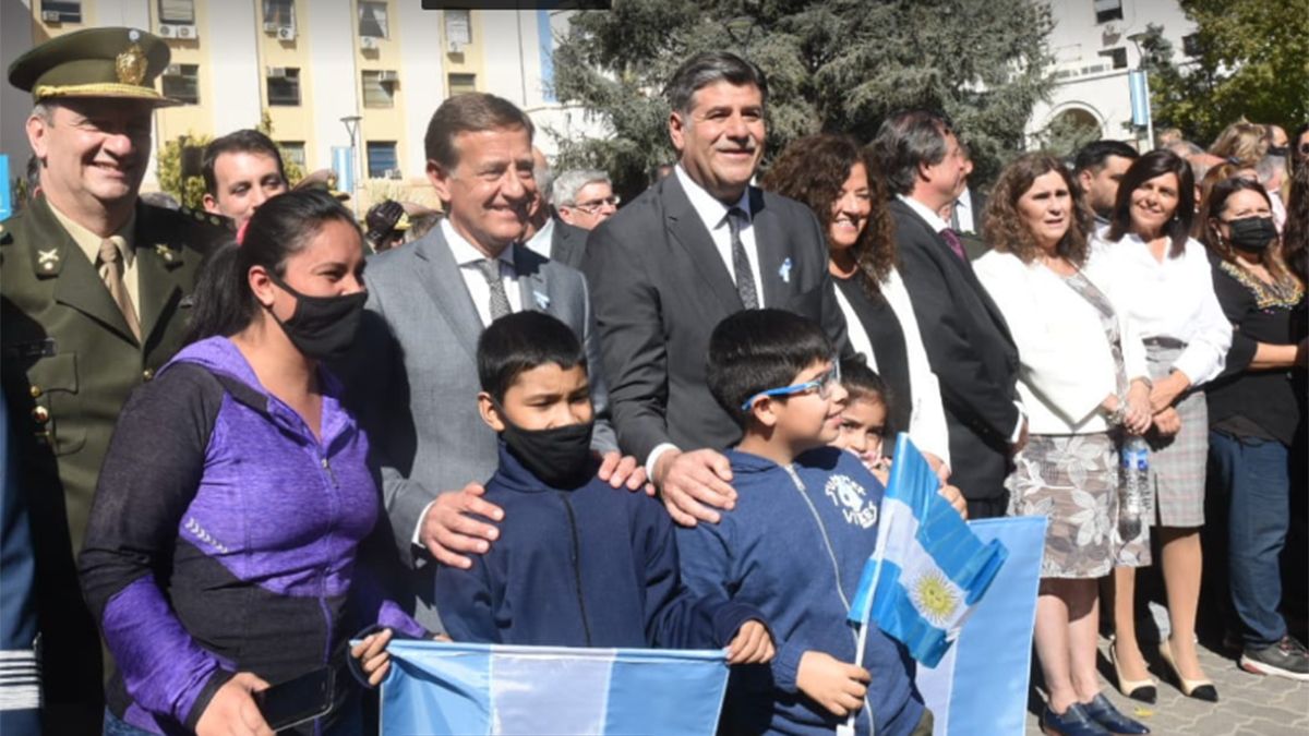 Algunos niños aprovecharon para tomarse fotos con las autoridades.