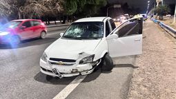 Violento impacto: un conductor ebrio chocó a otro vehículo y terminó contra el guardarraíl