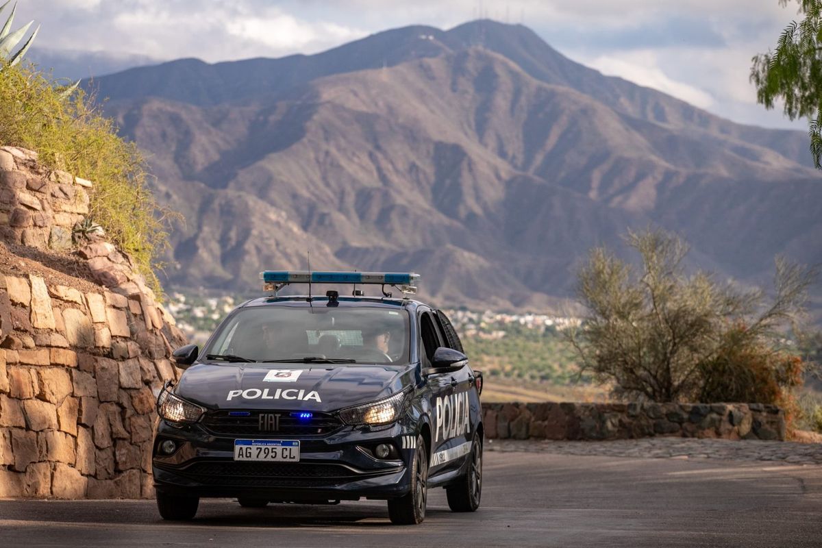 Imagen ilustrativa. Los policías lograron detener a uno de los delincuentes que ingresó a un local de Ciudad este domingo por la noche. Imagen ilustrativa. Los policías lograron detener a uno de los delincuentes que ingresó a un local de Ciudad este domingo por la noche.