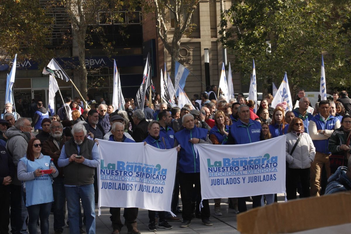 Jubilados de La Bancaria están todos los miércoles en las marchas. Jubilados de La Bancaria están todos los miércoles en las marchas.
