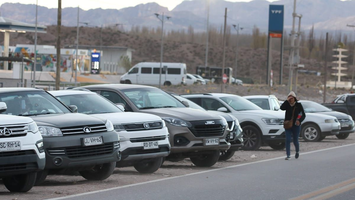 Autos con patentes de Chile estacionados a la vera de la ruta en Uspallata.