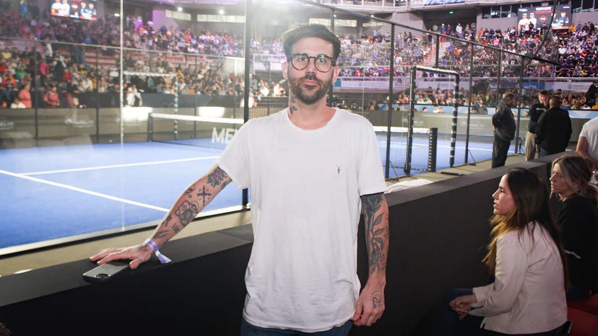 Nacho Lecouna con look súper canchero no se perdió ni un detalle desde la primera fila. Nacho Lecouna con look súper canchero no se perdió ni un detalle desde la primera fila.