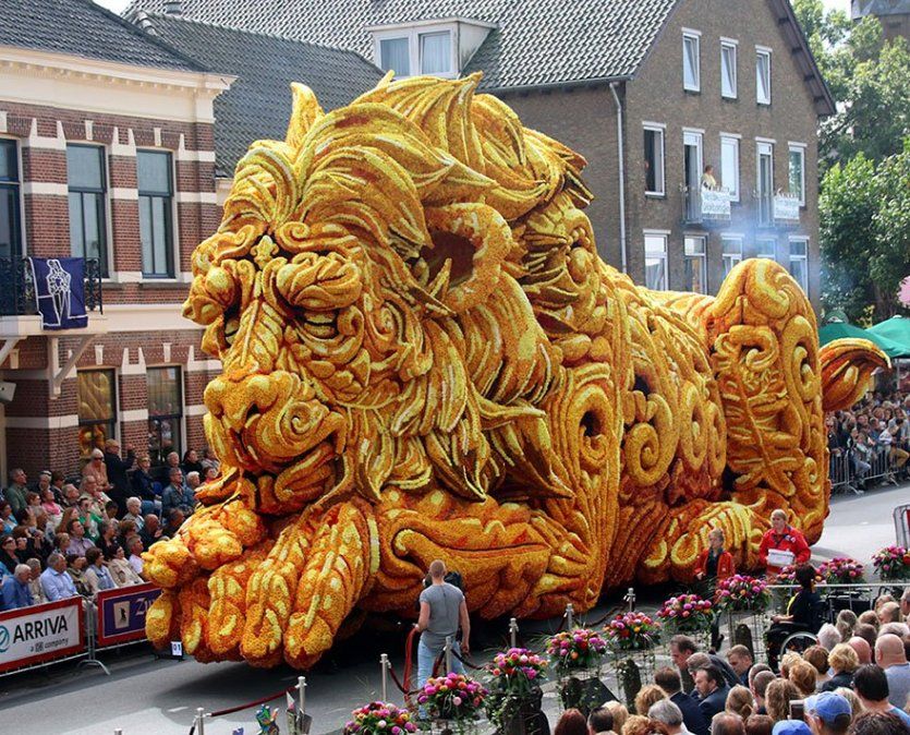 Esculturas gigantes hechas con dalias
