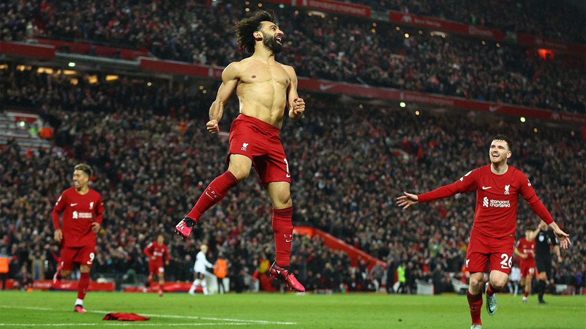 Mohamed Salah marcó un doblete para Liverpool ante Manchester United.