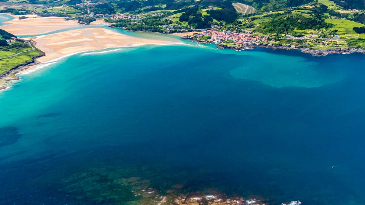 Urdaibai, está ubicado a lo largo de la costa del Mar Cantábrico y está situada en la desembocadura del río Oka. Urdaibai, está ubicado a lo largo de la costa del Mar Cantábrico y está situada en la desembocadura del río Oka.