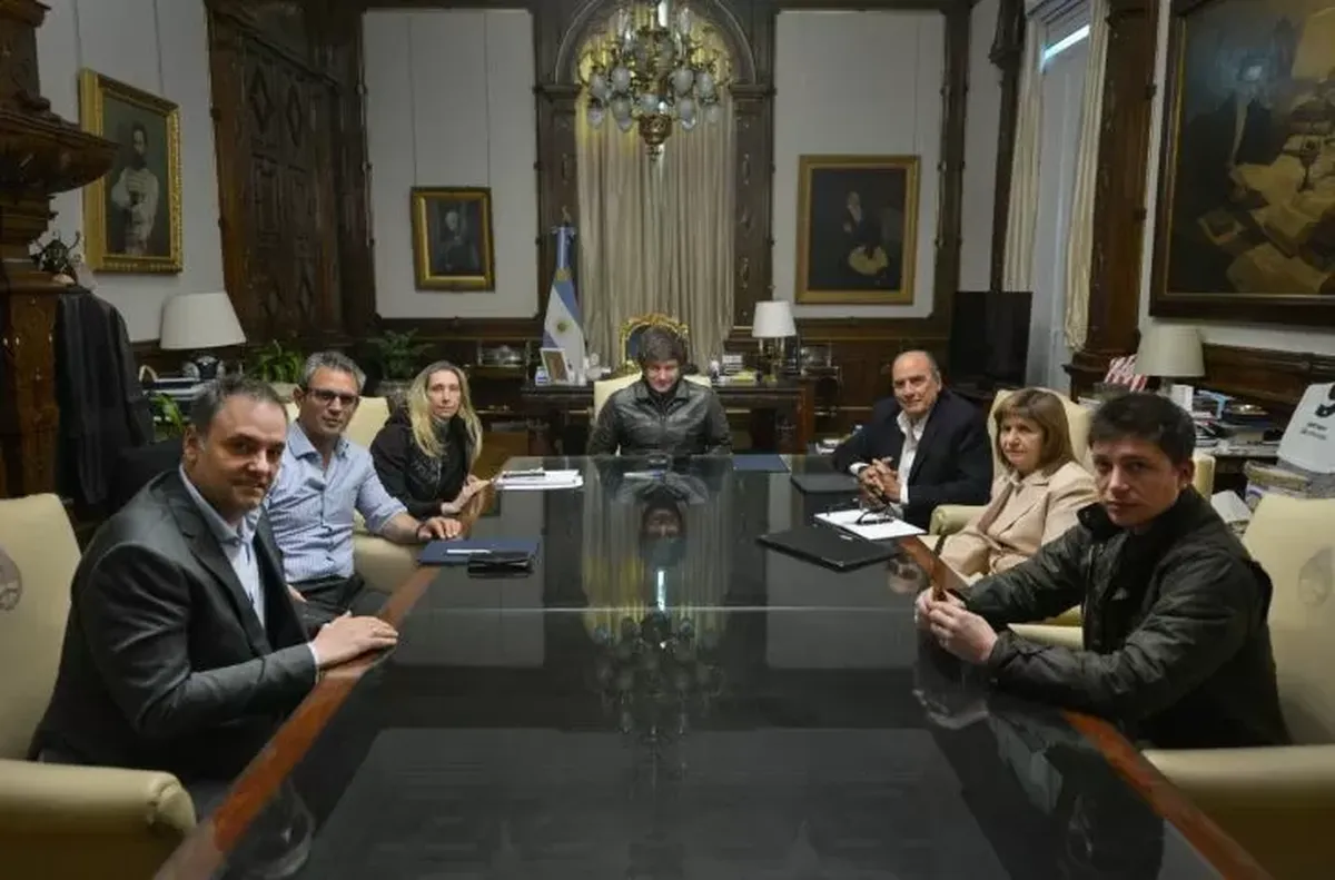 El presidente Javier Milei y su mesa pol&iacute;tica.