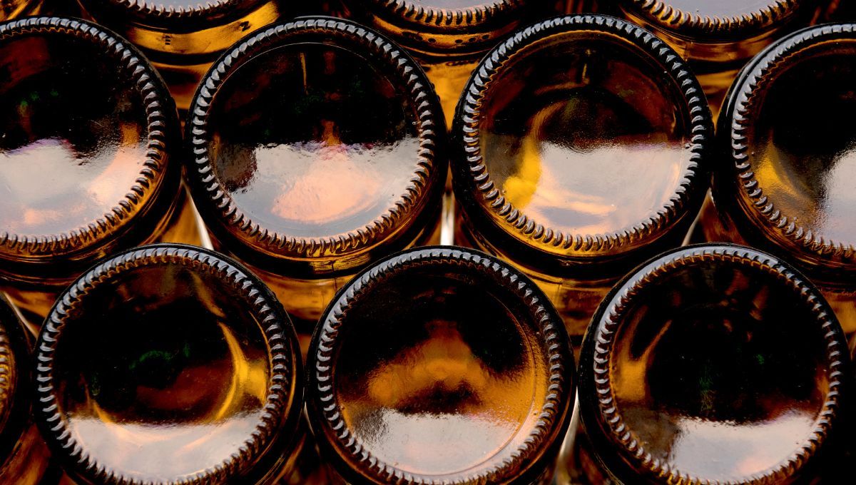 Recicla las bases de las botellas de vidrio y crea con ellas estas hermosas piezas de vajilla para la mesa