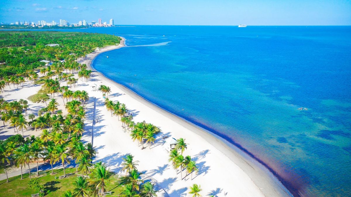 La playa de Florida que tiene arena dorada y está a media hora de Miami