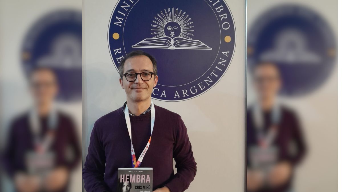 Aunque nació en Bragado, provincia de Buenos Aires, Sanzol vivió durante muchos años en Mendoza, estudió y se recibió de Comunicador Soclal en la UNCuyo. En el 2016 publicó Aunque nació en Bragado, provincia de Buenos Aires, Sanzol vivió durante muchos años en Mendoza, estudió y se recibió de Comunicador Soclal en la UNCuyo. En el 2016 publicó