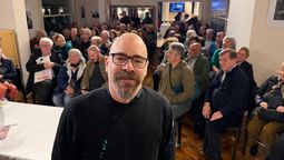 Ariel Magnus, escritor y autor, que se encuentra a pleno con sus libros.