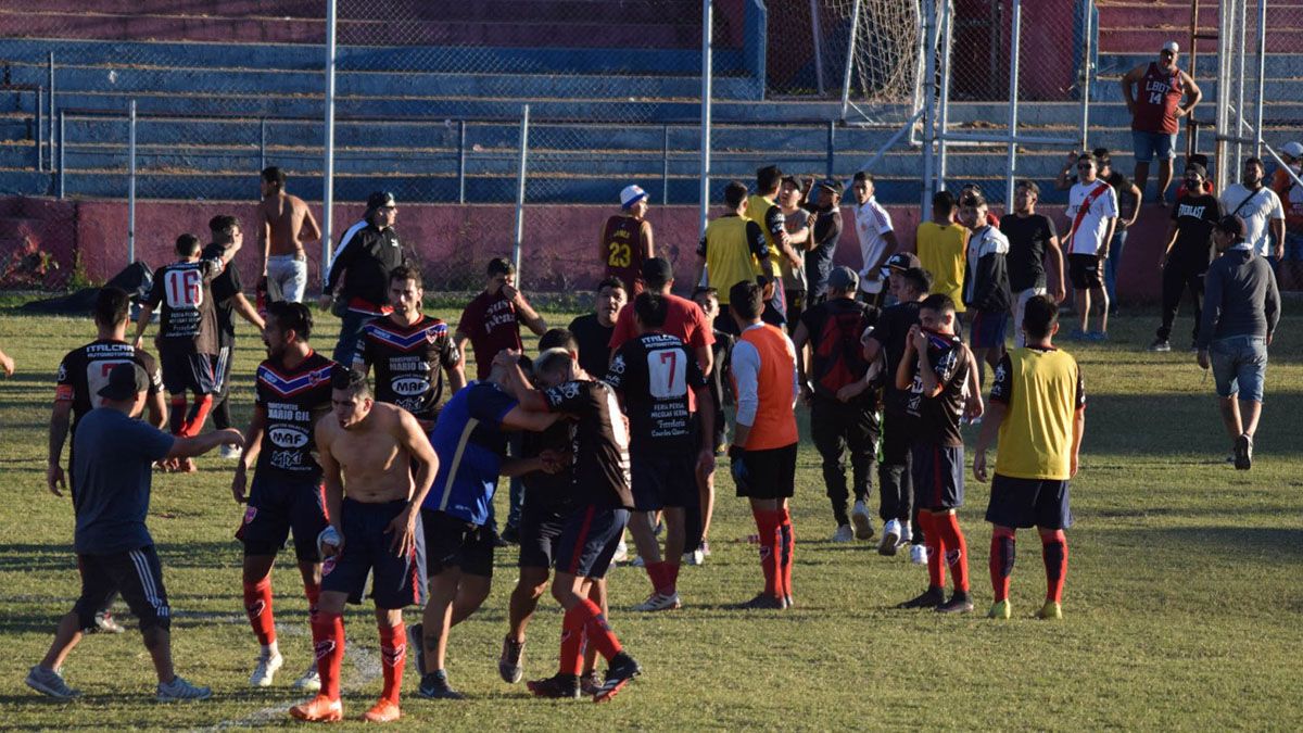 En la cancha de Andes Talleres hubo incidentes con los simpatizantes del Toponero.
