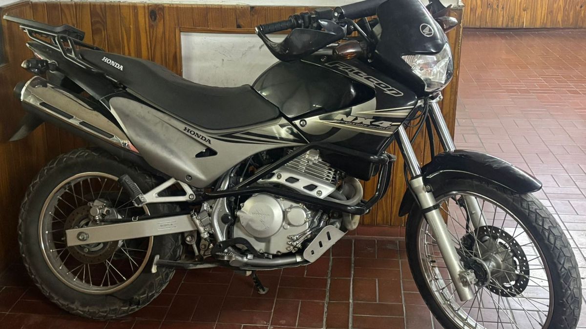 Varias víctimas de robos describieron que los autores usaban una moto Falcon, la cual fue secuestrada en este megaoperativo. Varias víctimas de robos describieron que los autores usaban una moto Falcon, la cual fue secuestrada en este megaoperativo.