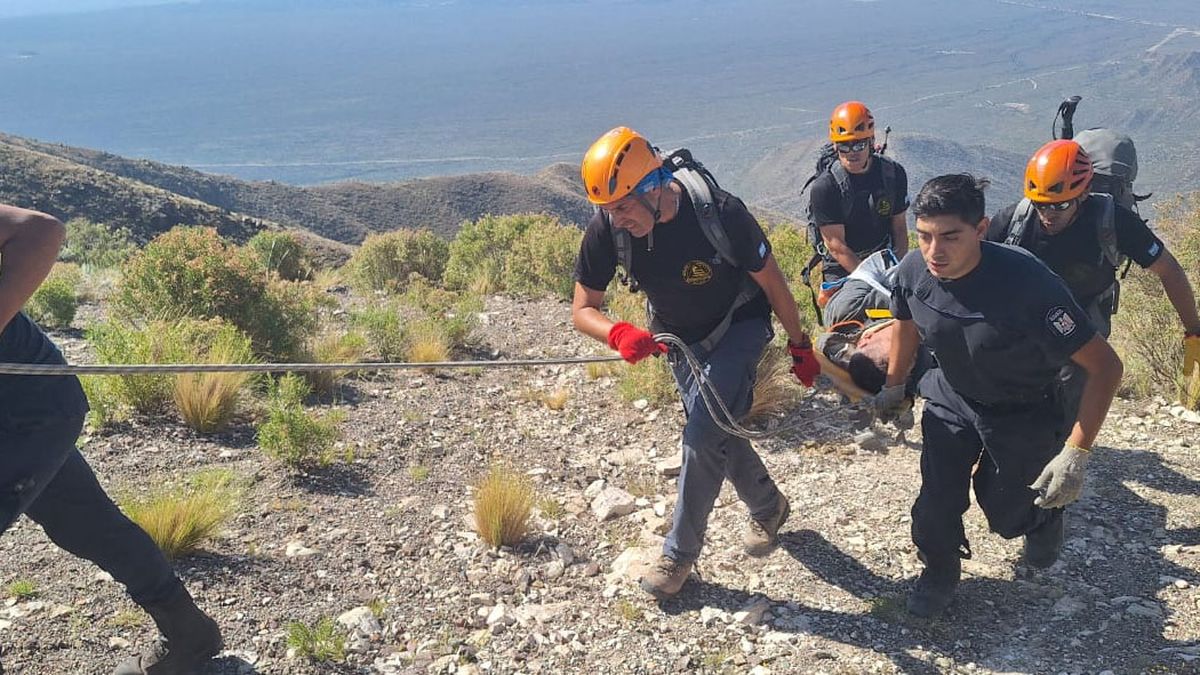 El parapentista francés quedó en una zona de muy difícil acceso. Estaba solo en el momento del accidente ya que llevaba su propio equipo. El parapentista francés quedó en una zona de muy difícil acceso. Estaba solo en el momento del accidente ya que llevaba su propio equipo.
