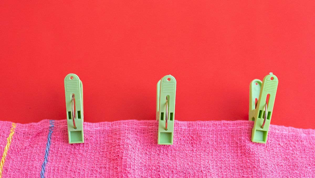 Si los broches que usas para colgar la ropa se rompen, no te preocupes. Guardalos y ponete manos a la obra con algunas ideas del reciclaje. Fuente: Canva. Si los broches que usas para colgar la ropa se rompen, no te preocupes. Guardalos y ponete manos a la obra con algunas ideas del reciclaje. Fuente: Canva.