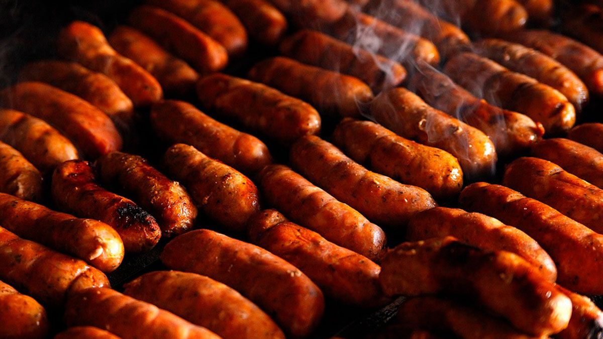 El chorizo, un producto que no puede fltar en un asado argentino, puede ser de cerdo o mezcla con carne vacuna.