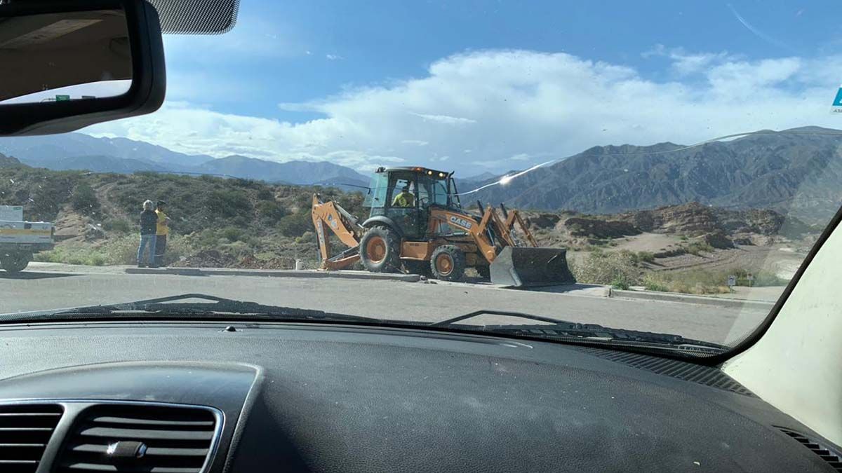 Las máquinas de Luján comenzaron el jueves con los trabajos para cerrar los ingresos al perilago de Potrerillos.