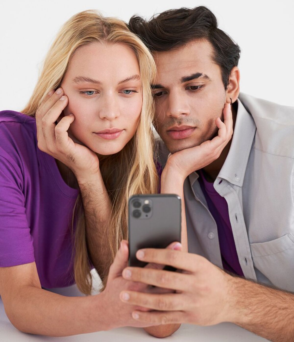 Lo mejor es establecer límites claros y fomentar la confianza y la transparencia en la pareja. Lo mejor es establecer límites claros y fomentar la confianza y la transparencia en la pareja.