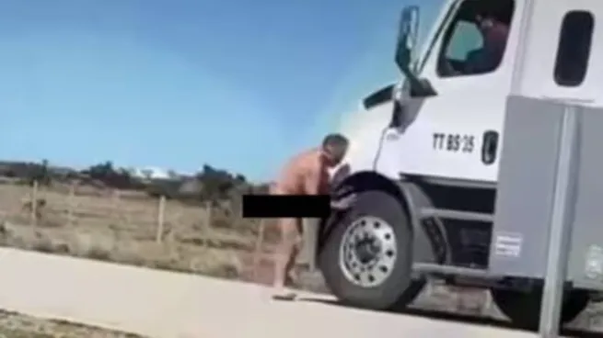 El hombre fue filmado intentando subirse a un camión en movimiento. El hombre fue filmado intentando subirse a un camión en movimiento.