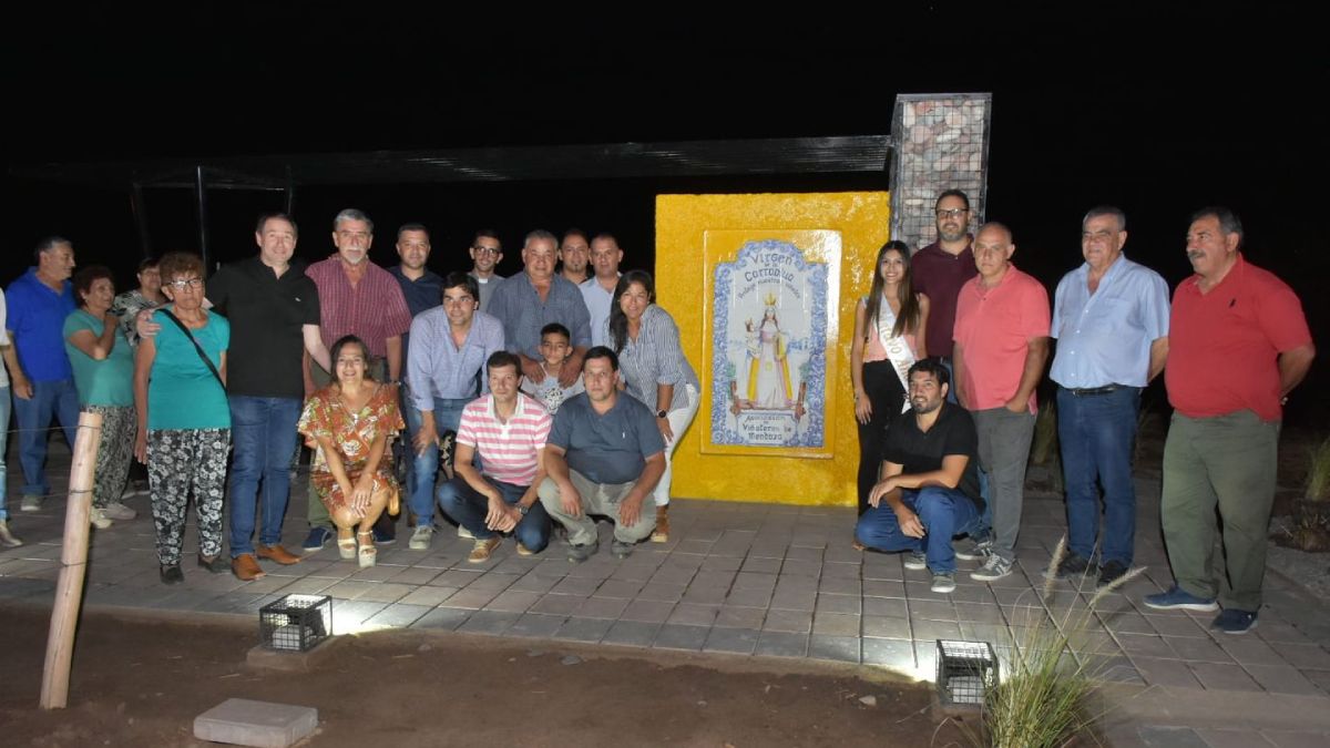 La imagen del mural, y los participantes de la inauguración, donde estuvo representada la iglesia, el municipio de Lavalle, la Asociación de Viñateros y productores locales.
