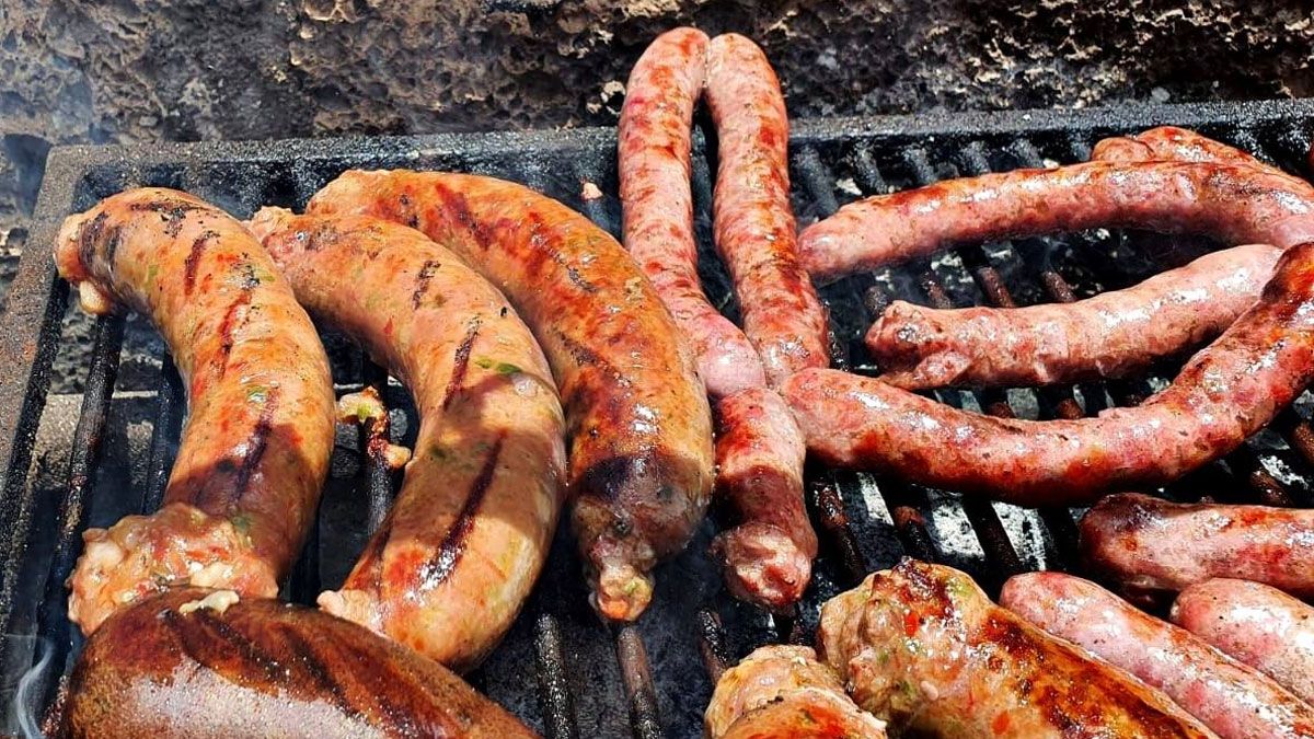 El chorizo y la salchicha parrillera son muy populares en el asado y tienen sus diferencias marcadas.