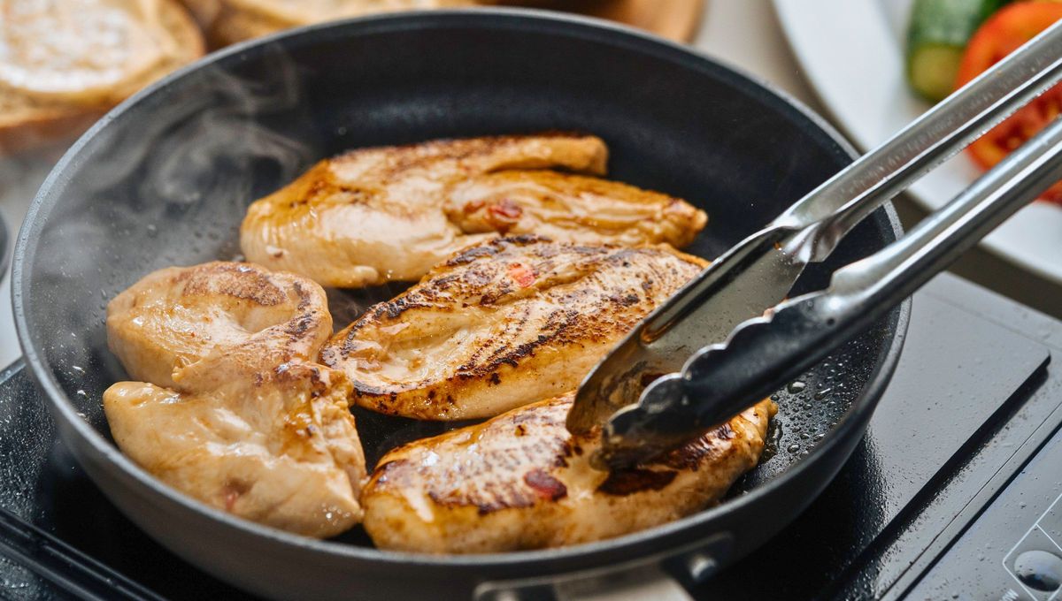 Cocinar nuestros alimentos en ollas o sartenes con teflón de calidad logra solucionarnos la vida porque no se pega ni nos trae problemas Cocinar nuestros alimentos en ollas o sartenes con teflón de calidad logra solucionarnos la vida porque no se pega ni nos trae problemas