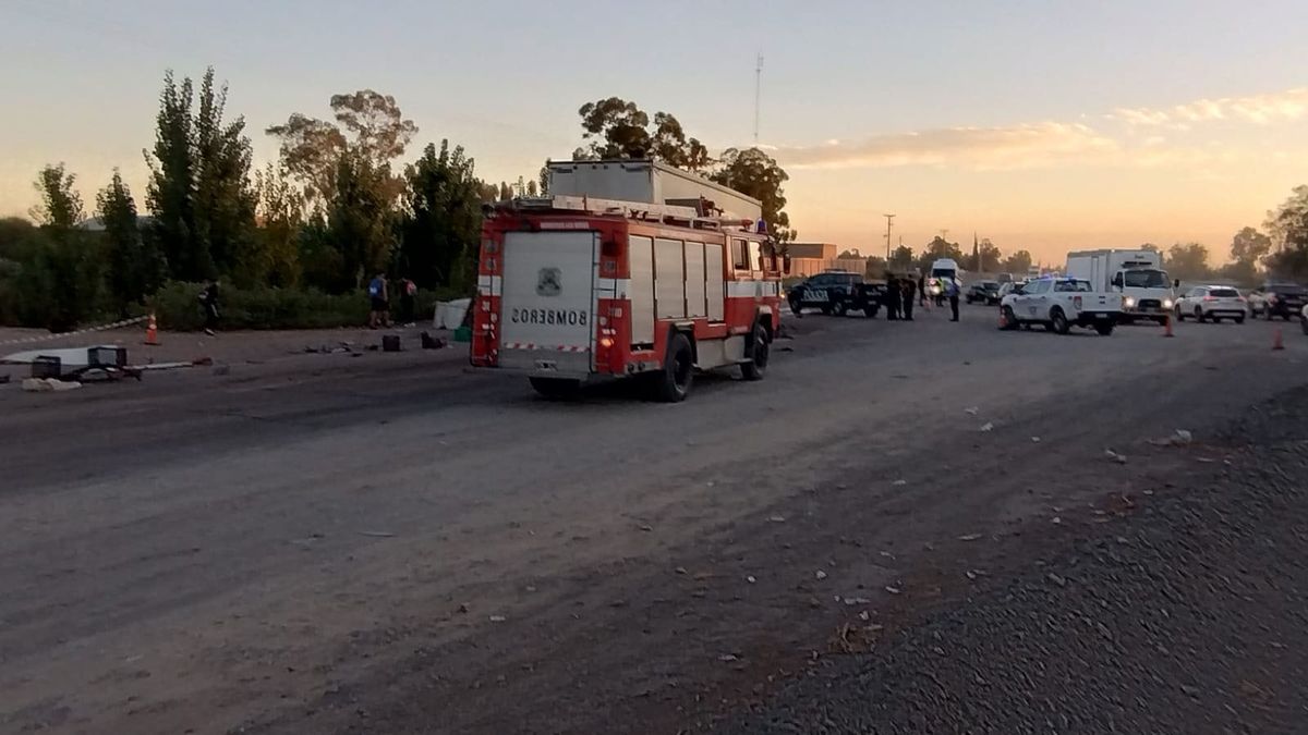 Bomberos trabajaron para sacar el cuerpo del camionero. Bomberos trabajaron para sacar el cuerpo del camionero.