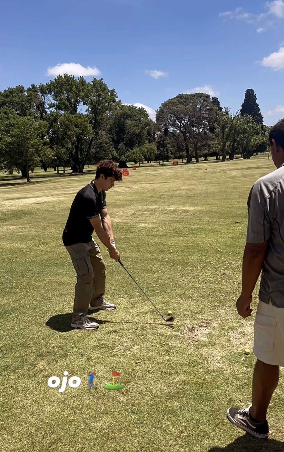 Franco Colapinto volvió al país al terminar la temporada 2024 de la Fórmula 1, y tomo contacto con su vida personal y hasta se distendió jugando golf.