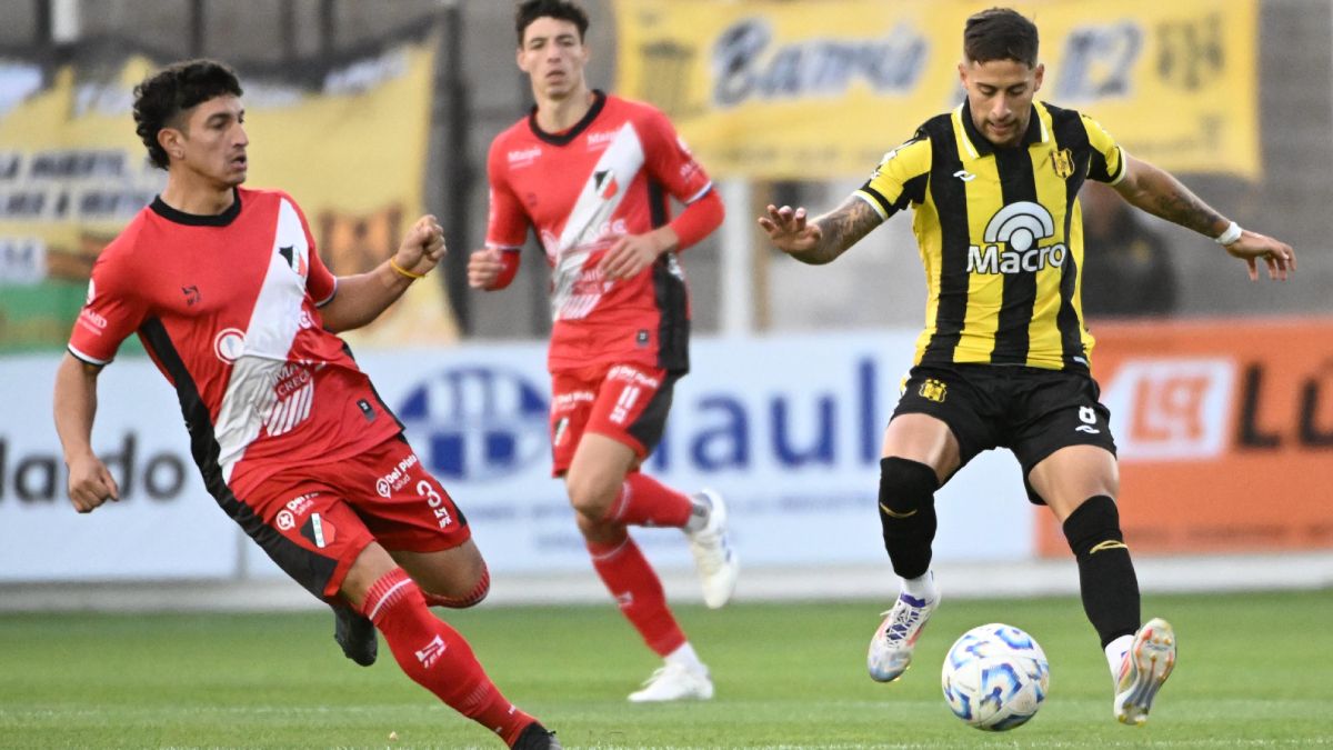 :miliano Ozuna del Deportivo Maipú marcando a Bruno Pérez de Deportivo Madryn en el duelo por la 12ª fecha de la Primera Nacional.