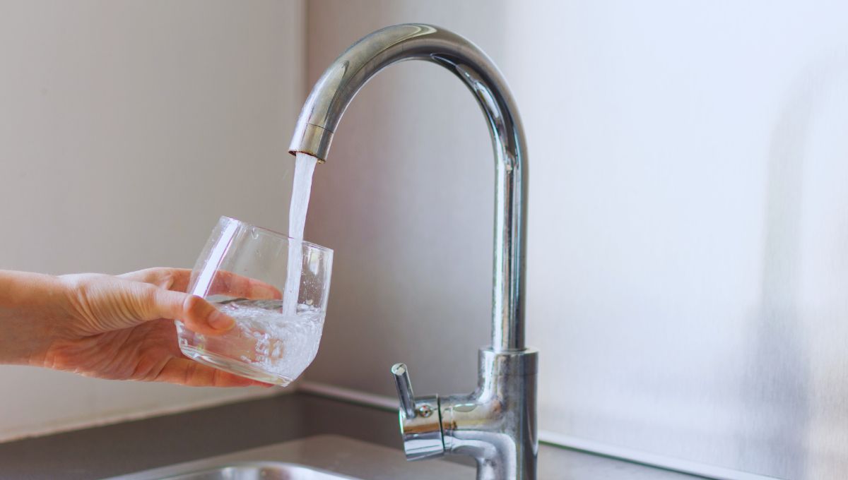 Cuánta agua deben tomar los hombres y las mujeres para no deshidratarse