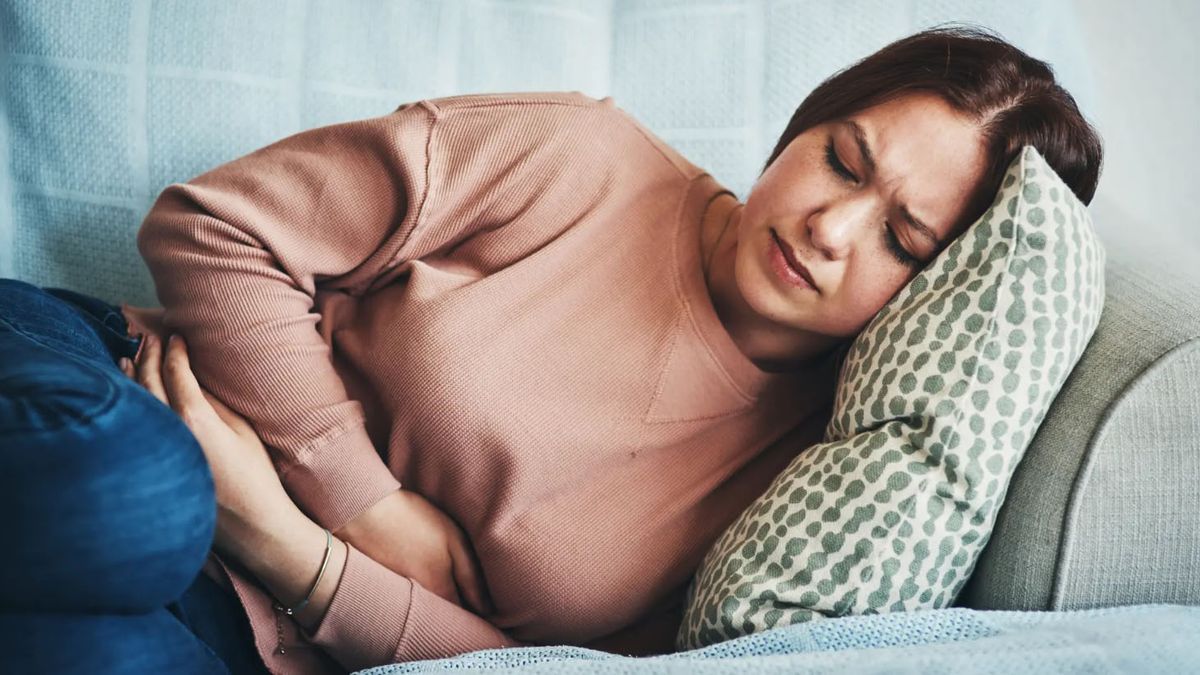 Uno de los síntomas más frecuentes de la fiebre tifoidea puede ser un dolor punzante en la parte superior del abdomen Uno de los síntomas más frecuentes de la fiebre tifoidea puede ser un dolor punzante en la parte superior del abdomen