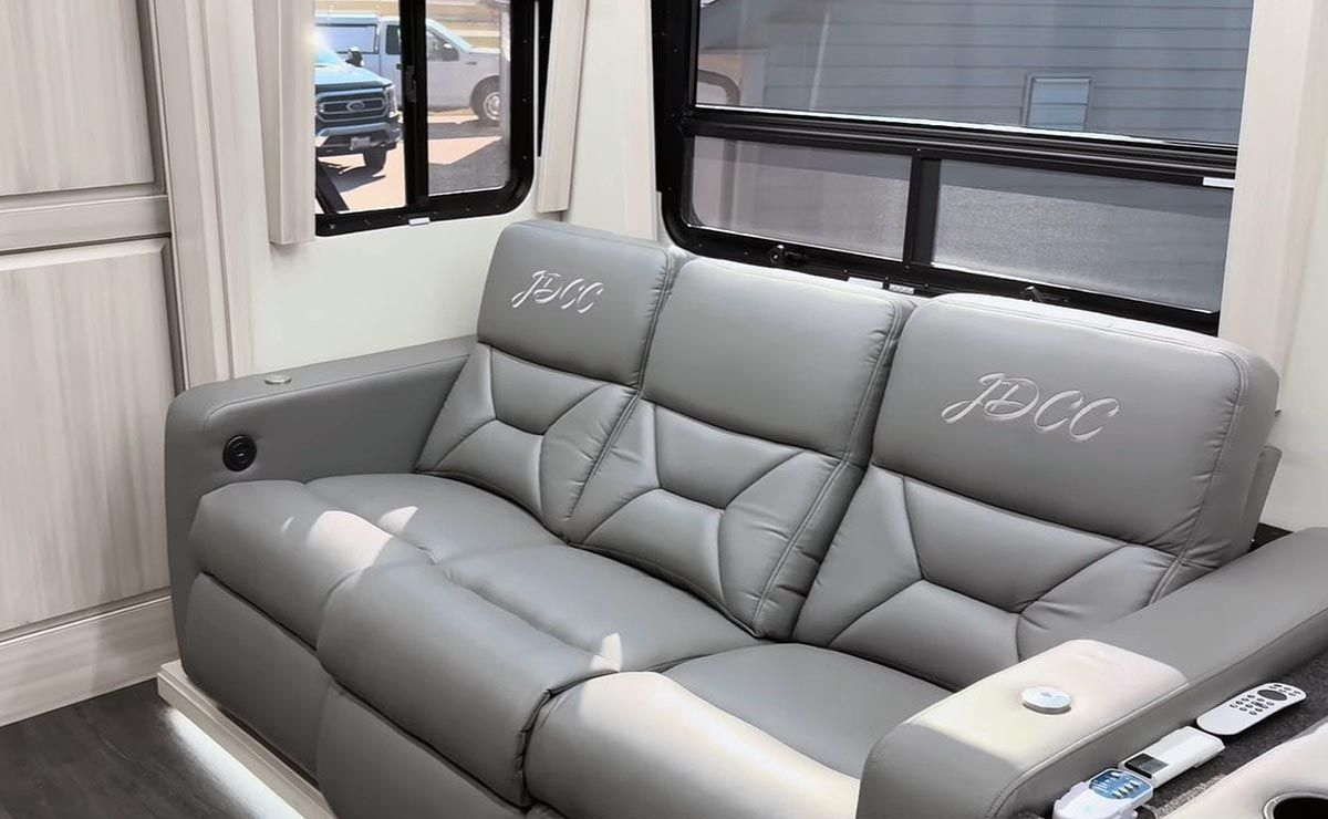 El interior de este motorhome es mejor que una vivienda tradicional. El interior de este motorhome es mejor que una vivienda tradicional.