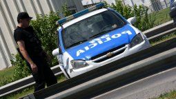 Un grupo de personas enfrentó a la policía para liberar a un acusado de violencia de género