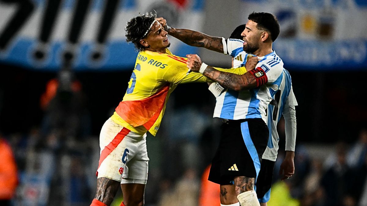 Nicolás Otamendi y Richar Ríos se cruzaron al final del encuentro entre la Selección argentina y Colombia. 