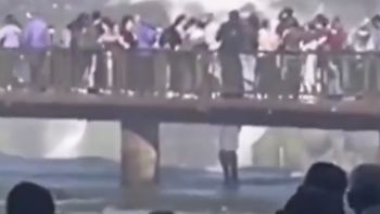 Video: un turista se tiró al agua en las Cataratas del Iguazú para recuperar su celular Video: un turista se tiró al agua en las Cataratas del Iguazú para recuperar su celular