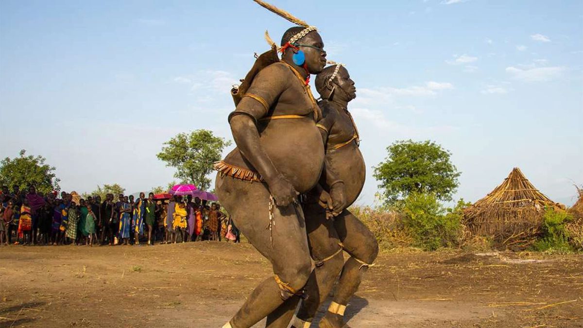 En esta tribu, el hombre más obeso es el más atractivo. En esta tribu, el hombre más obeso es el más atractivo. 