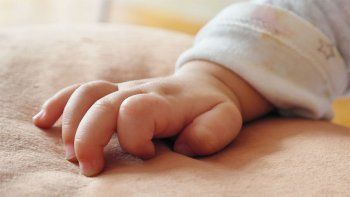 Un bebé de 10 meses fue salvajemente golpeado por su mamá