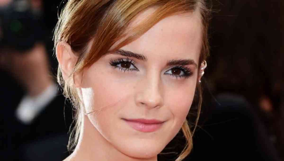 Furor por las fotos de Emma Watson paseando en microbikini por Saint Tropez