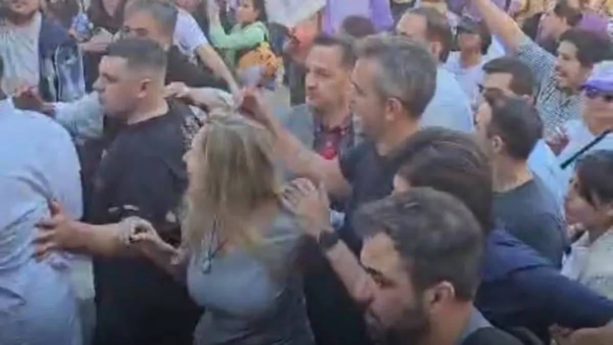 La secretaria general de la Presidencia, Karina Milei y Martín Menem tuvieron que salir rápidamente del acto de campaña en Corrientes. La secretaria general de la Presidencia, Karina Milei y Martín Menem tuvieron que salir rápidamente del acto de campaña en Corrientes.
