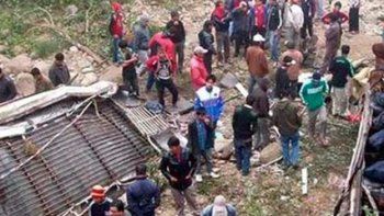 Al menos 30 personas murieron y otras 35 resultaron heridas tras un accidente de micro en Nepal