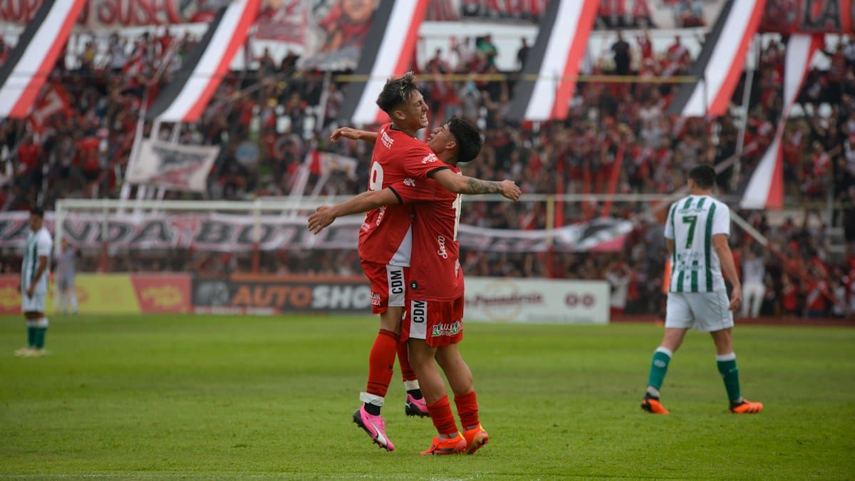 Gonzalo Gómez y Agustí Gaitán festejando el gol del Deportivo Maipú ante San Miguel. Gonzalo Gómez y Agustí Gaitán festejando el gol del Deportivo Maipú ante San Miguel. 