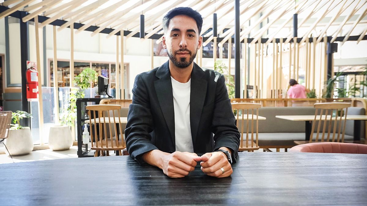 Ignacio Vélez tiene 33 años, está radicado en Buenos Aires y en el 2024 decidió lanzarse 100% a su asesoría de imagen. Ignacio Vélez tiene 33 años, está radicado en Buenos Aires y en el 2024 decidió lanzarse 100% a su asesoría de imagen.