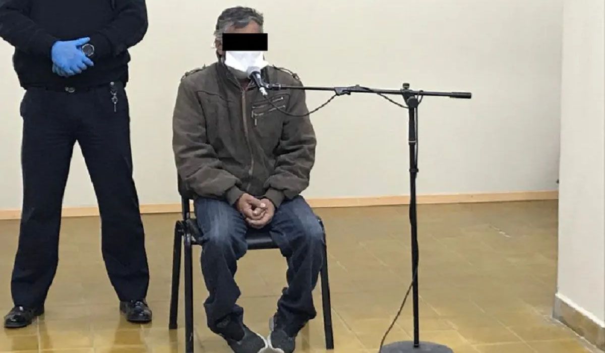 Al acusado se le tapa el rostro y no se da a conocer el nombre para proteger a las víctimas, que son sus hijas