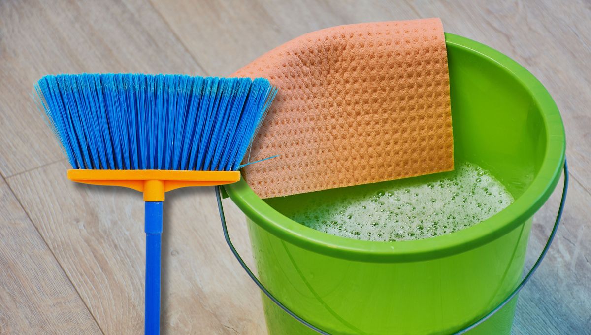 Te explico por qué deberías remojar la escoba en vinagre durante toda la noche