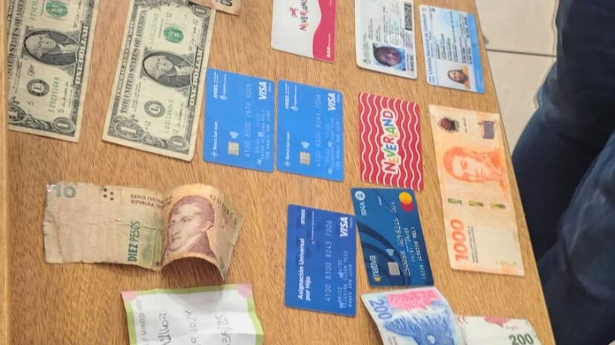 Parte del dinero en efectivo secuestrado por la Polic&iacute;a.