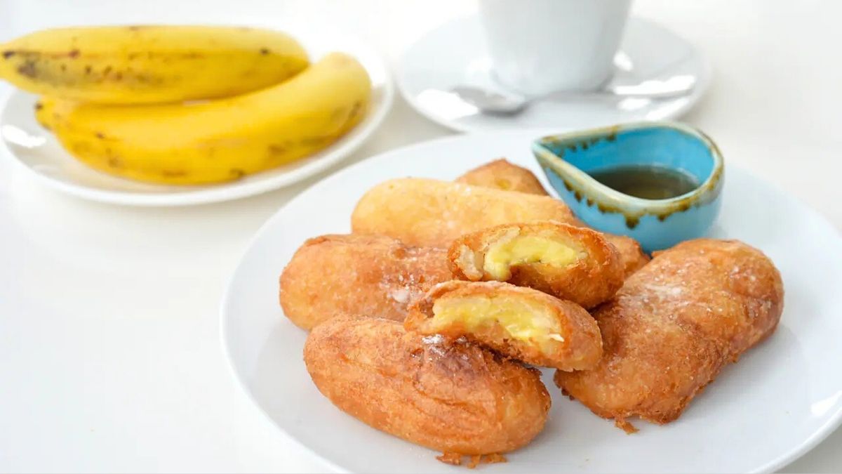 Los buñuelos de banana se suelen freír en una olla con abundante aceite, pero también pueden cocinarse en el horno. Los buñuelos de banana se suelen freír en una olla con abundante aceite, pero también pueden cocinarse en el horno.