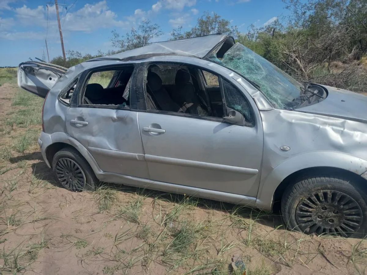 El Citröen C3 en el que viajaban los jóvenes turistas quedó prácticamente destruido.