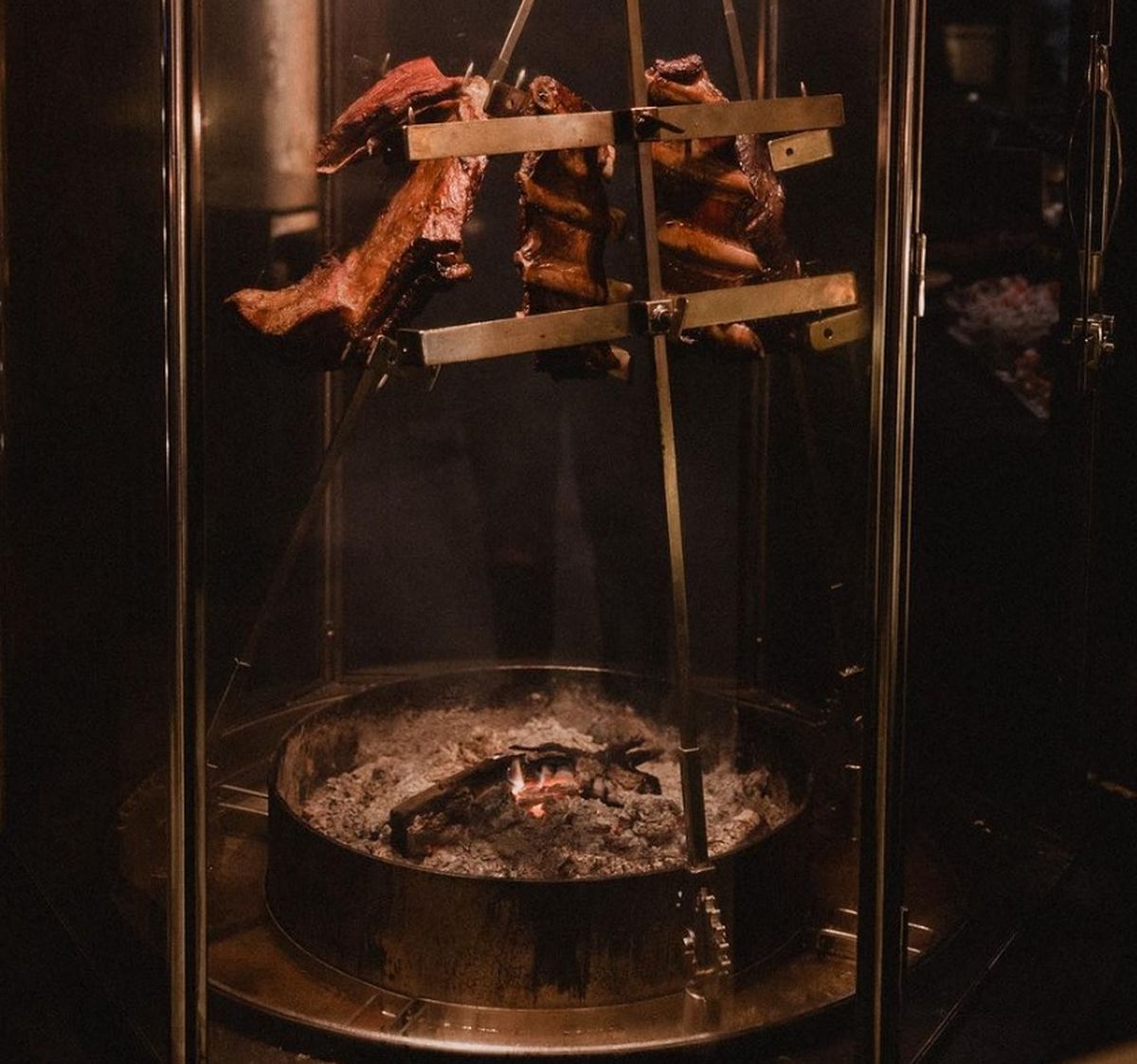 El asado a la estaca es uno de los preferidos en el restaurante situado en Madrid que competirá con otros 10 mil comercios El asado a la estaca es uno de los preferidos en el restaurante situado en Madrid que competirá con otros 10 mil comercios