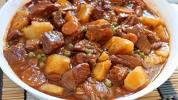 El estofado de carne y papa es una de las mejores recetas para preparar en otoño.