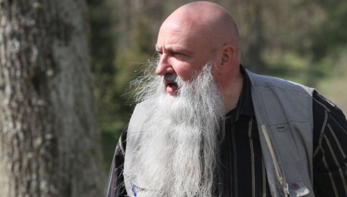 El hombre que rompió los límites: levantó más de 60 kilos con su barba