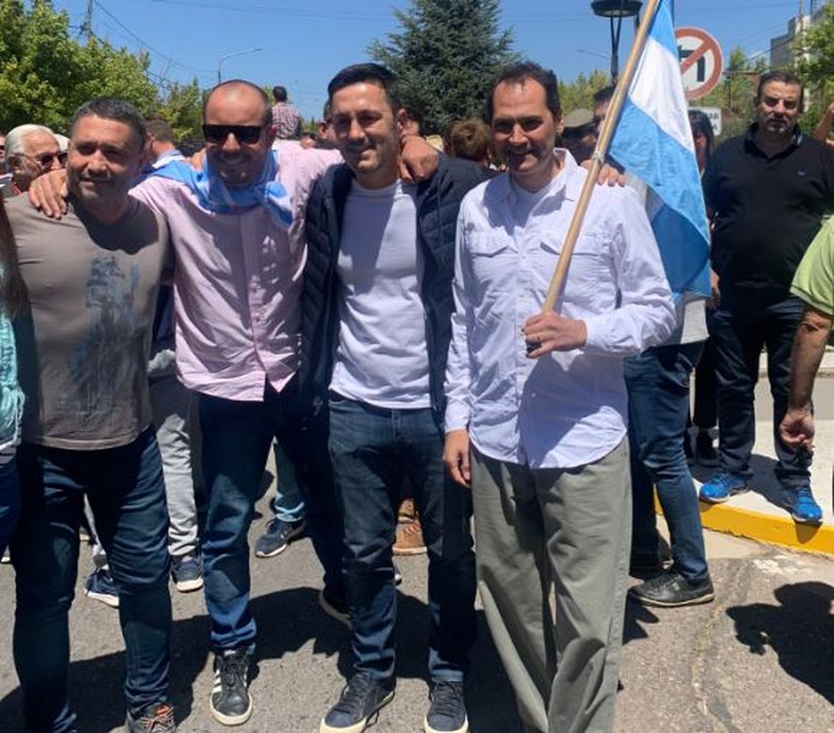 Luis Petri, que competirá en las PASO contra Alfredo Cornejo, participó el sábado de la caravana contra el reconocimiento de tierras a los mapuches.